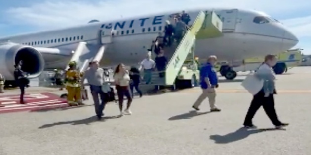 United Airlines Uçağında Mermi Bulundu, Yolcular Hemen Tahliye Edildi